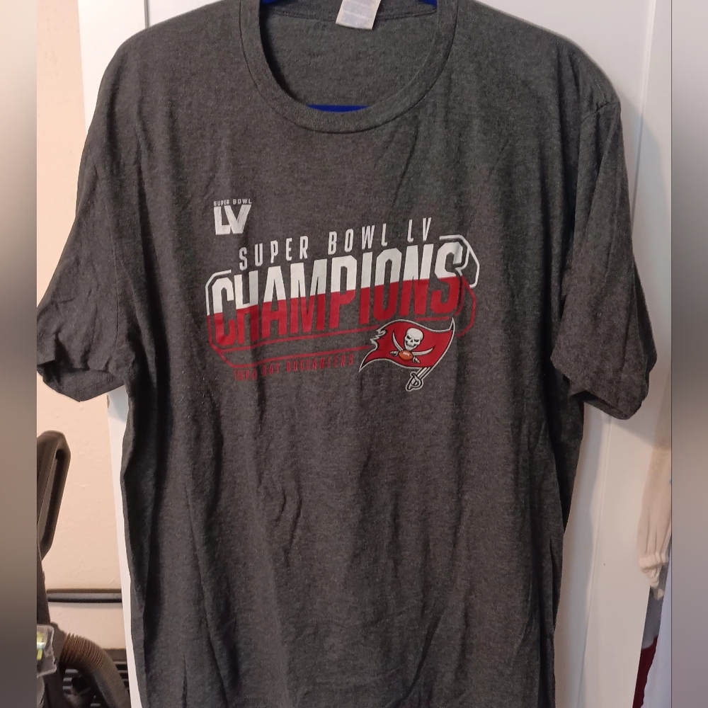 Men's  Tampa Bay Buccaneers Superbowl Champions tee.